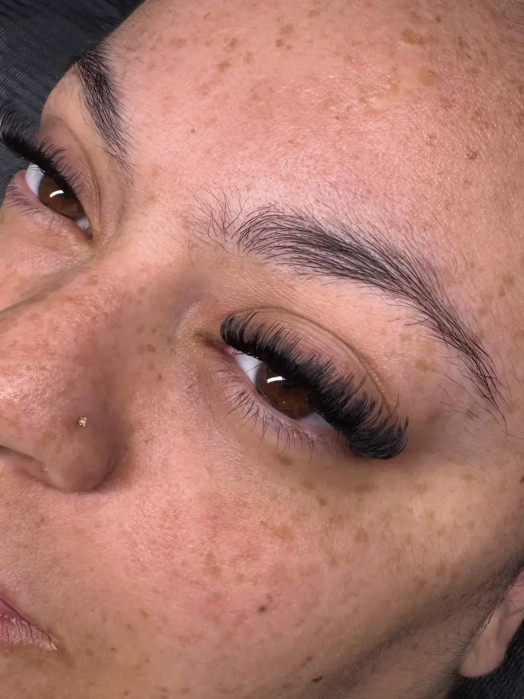 Detailed volume lash application