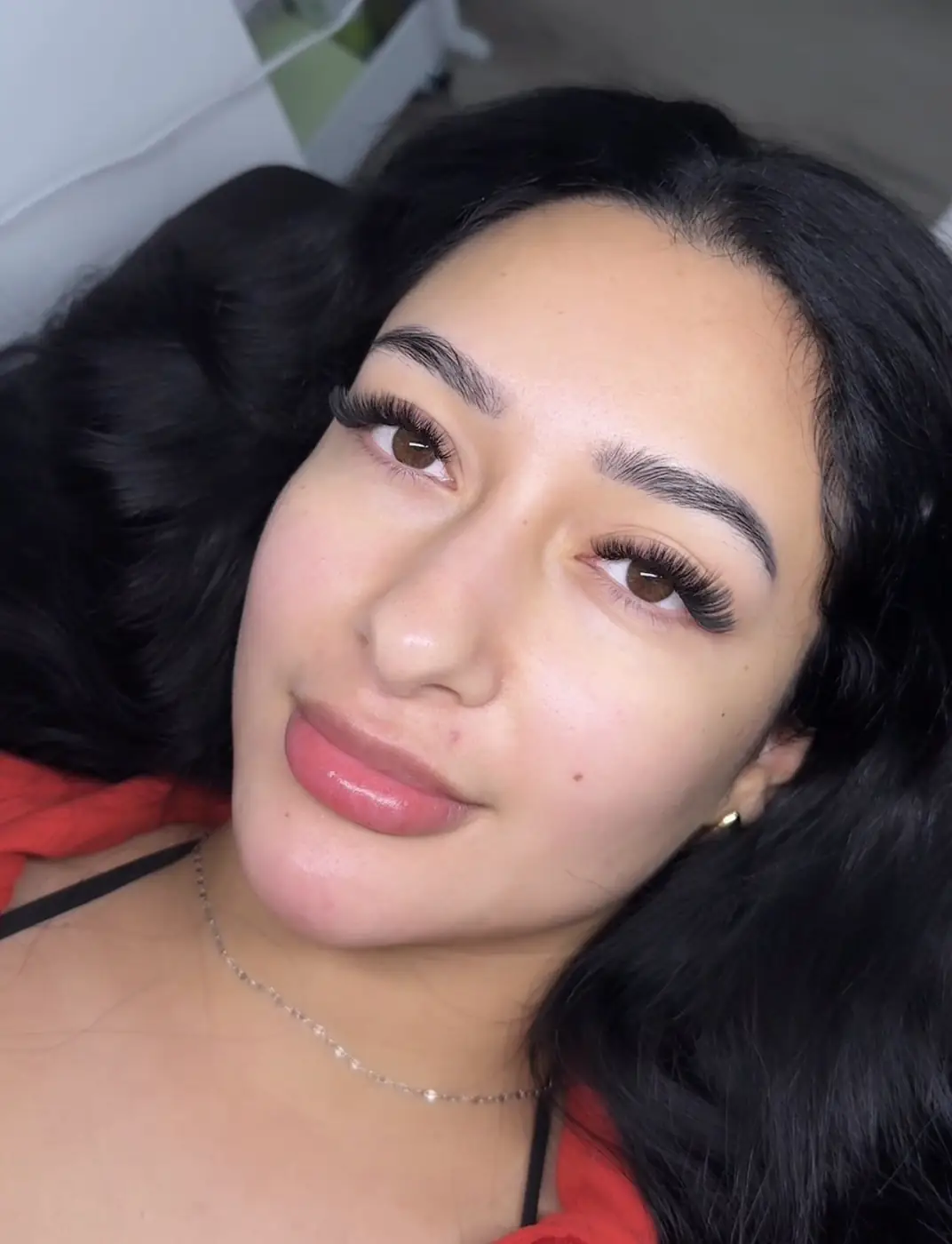Client wearing a wispy lash set